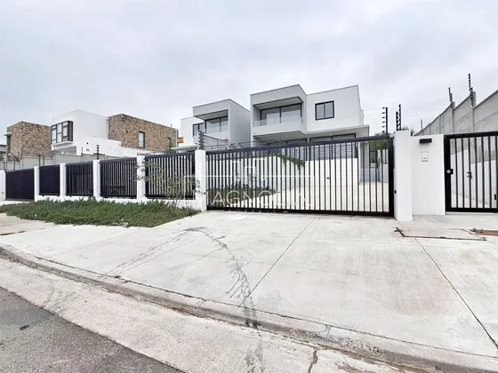 Casa En Venta De 3 Dorm. 4 Baños Y Sala De Estar En Concón