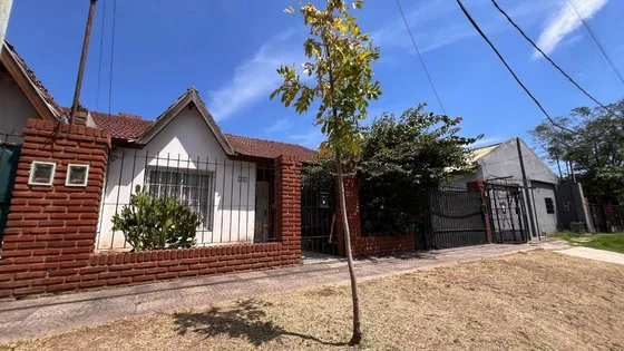 Venta Casa 3 Ambientes Hurlingham Cochera Parque