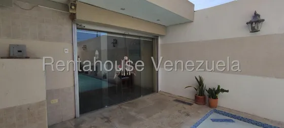 Hermoso Inmueble En Una De Zona Exclusiva Al Este De La Ciudad,cómoda Y Con Todas Las Áreas Desarrolladas Para El Confort Absoluto De Tu Familia, Posee Distintas Áreas En Su Interior, Oficina, Áreas D