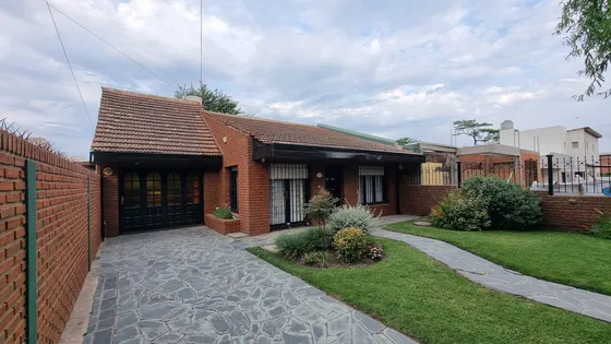 Chalet De 4 Ambientes Con Parque. Barrio Colinas De Peralta Ramos.