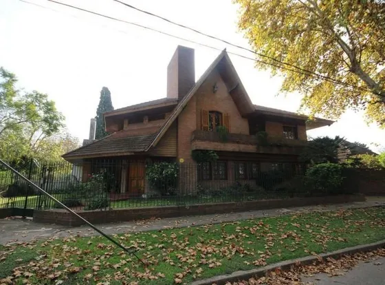 Chalet De Categoría Con Parque Y Piscina