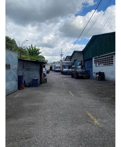 Vendo Galpón 740m2 Urb. Miranda 1602 