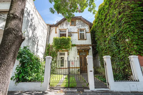 Casa De Estilo - Venta - 6 Amb - Jardin - Piscina - Parrilla - Cochera - Colegiales