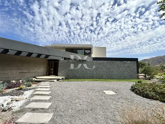 Casa En Venta De 5 Dorm.las Brisas,chicureo,colina