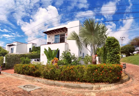 Hermosa Casa Esquinera En Condominio En Girardot 4 Habitacns