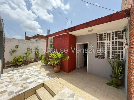 Dennymar, Vende Hermosa Casa En El Este De Barquisimeto A Muy Buen Precio, Con Todos Los Servicios Basicos. Dispone De 2 Habitaciones 1 Baño Cocina En Mamposteria B5a24486                             
