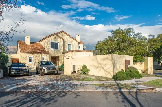 Casa En Venta De 5 Dorm. En Colina