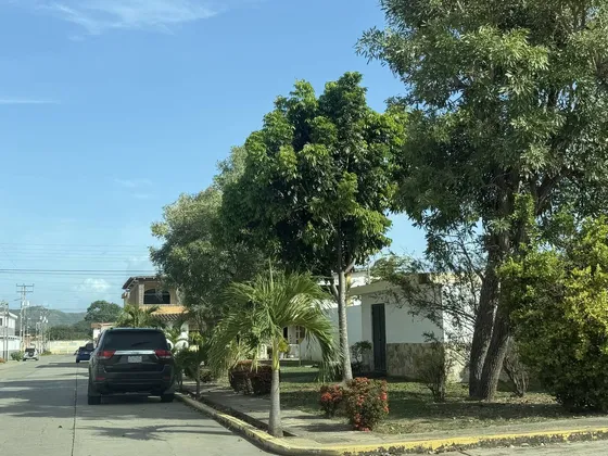 En Venta Amplia Casa, De 2 Niveles En Conj Resd. La Caracara, San Diego 329389