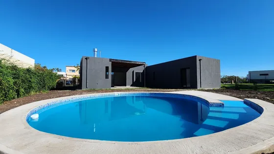 Casa En Venta - A Estrenar - Con Piscina - Barrio Santa Emilia, Pilar Del Este
