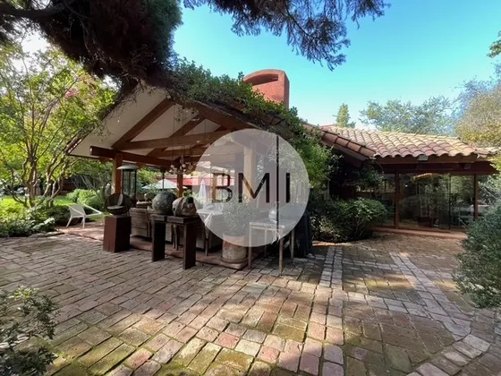 Increíble Casa Con Gran Jardín Y Piscina En Los Dominicos!