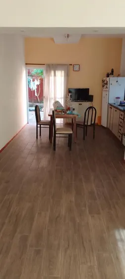 Casa En Venta - 4 Dormitorios 4 Baños - 214mts2 - Caseros