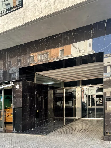 Cochera En Venta- En Edificio- Excelente Ubicación