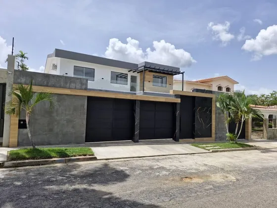 Se Vende Bella Casa Totalmente Remodelada En Urb. La Viña Conjunto Privado Con Pozo De Agua 