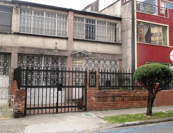 Casa De Dos Plantas En Galerias Lote 143,80 Mt Fr Construidos 232,60 Mt Seis Alcobas Cuatro Closets Cuarto Y Baño De Servicio Cinco Baños Remodelados Comedor Independiente Cocina Semi 