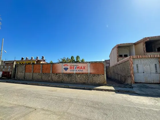 En Venta Amplio Terreno De 637 M2 Cuadrados A Escasos Metros Del Malecon Y La Avenida Principal En La Población De Chichiriviche