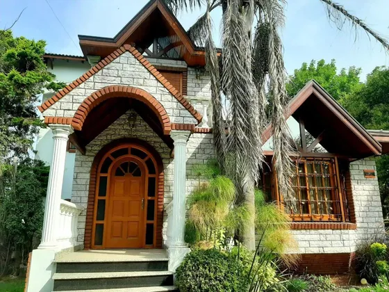 Casa En Alquiler - 5 Dormitorios 4 Baños - 1.400mts2 - Bosques, Florencio Varela