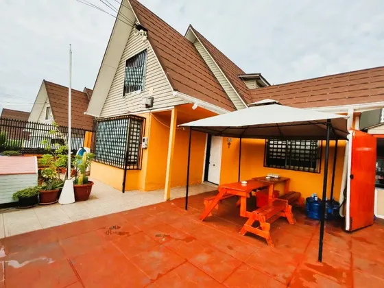 Amplia Casa Con Dormitorio En Primer Piso, Los Pinos