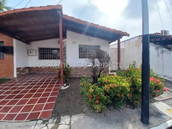 Casa En Alquiler En Urb Tierra De Sol 3 Cabudare, Codigo 2 5 2 3 2 7 1 , Mildred, Casa Amoblada, Amplia Y Cómoda Ubicada En Una De Las Zonas Accesibles Y Cómoda De La Ciudad. Consta De 2 Hab Y 2 Baños