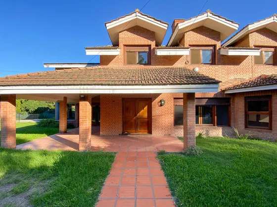 Casa De 4 Dormitorios Con Jardín Y Pileta Loteo Colombres