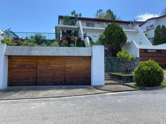 El Placer, Casa Ubicada En Urbanización Cerrada En Una De Las Zonas Más Frescas De Caracas. Con Vigilancia Privada,