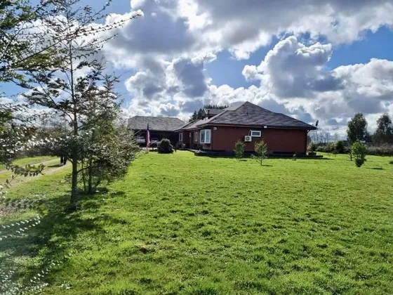 Parcela Con Hermosos Jardines Y Casa De 2 Pisos