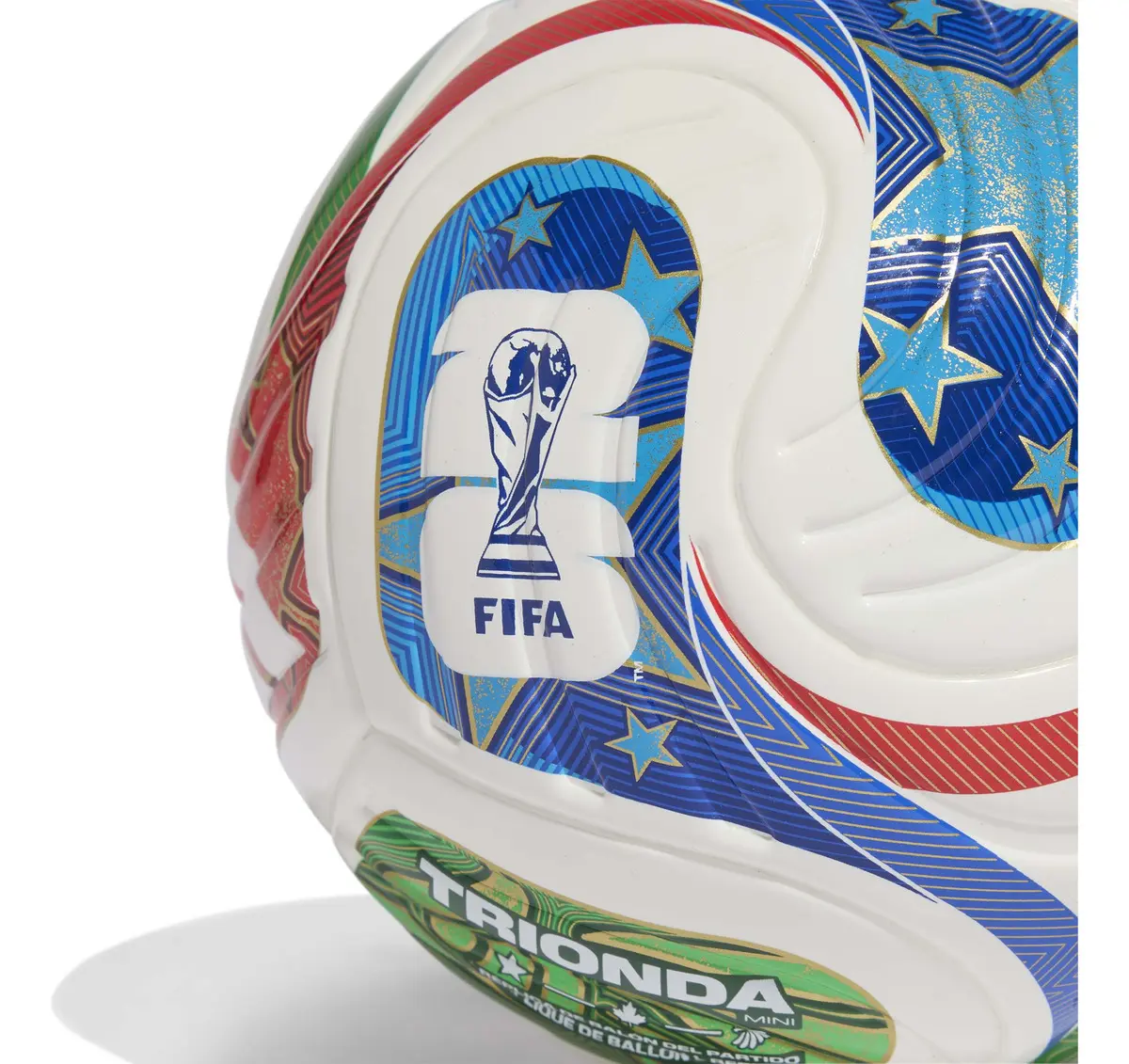 Close no painel da minibola Adidas FIFA World Cup 26 mostrando o logo oficial da Copa e a inscrição Trionda.