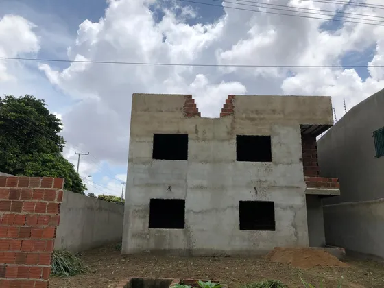 Terreno Com Prédio De 4 Apartamentos Inacabados No Siqueira 
