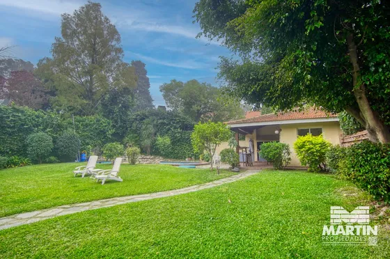 Excelente Casa 7 Ambientes, Con Gran Jardín - Acassuso, Muy Buena Ubicación