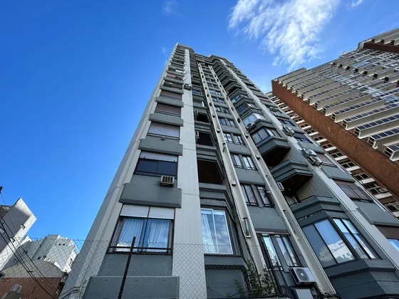 Departamento En Venta En Olivos De 4 Ambientes Y Dependencia Y 2 Cocheras