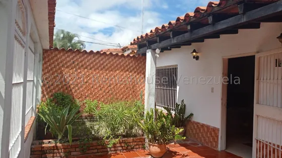 Raiza Suárez Vende Acogedora Casa En Venta En Cabudare 2 5 5 5 9 7 De 240 M2 Aproximadamente Con Cocina Empotrada Y 3 Puestos De Estacionamiento Techado