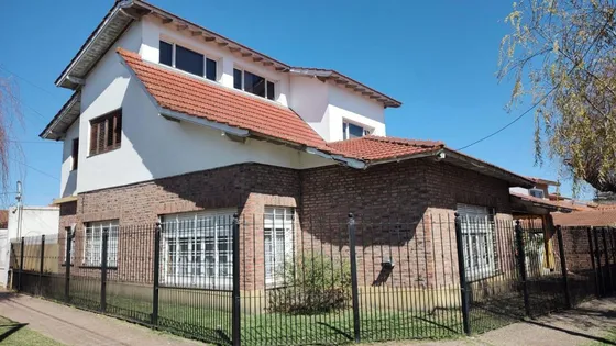 Casa En Venta - 4 Dormitorios 3 Baños - Cocheras - 350mts2 - Quilmes Oeste
