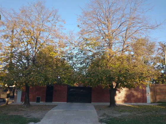 Casa De 5 Ambientes Construida En Dos Plantas Con Piscina La Propiedad Se Encuentra En Una Zo...