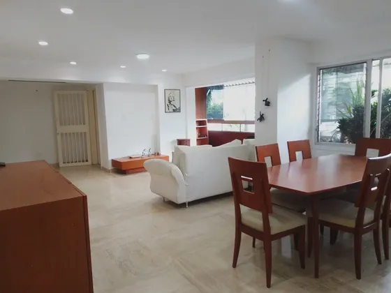 Se Vende Espectacular Apartamento En Los Palos Grandes, 134 Mt2, Ascensor Privado, 4 Habitaciones, 3 Bños, 2 Puestos De Estacionamiento.