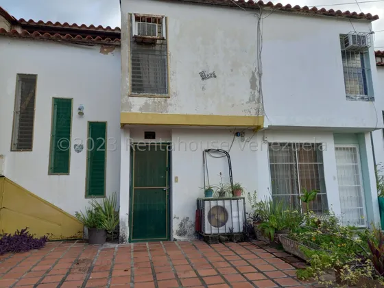 Townhouse En Venta Ubicado En Urb Ciudad Jardín En Cagua Db 23-31336