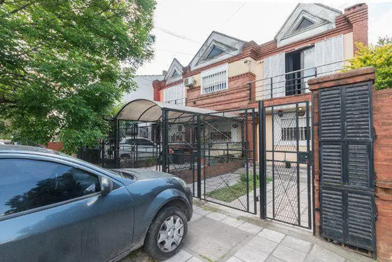 Triplex En Venta - 3 Dormitorios 2 Baños - Cochera - 142mts2 - Lomas De Zamora 