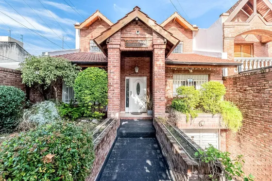 Venta De Casa 4 Ambientes En San Antonio De Padua Con Pileta