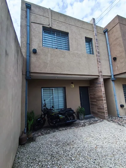 Hermoso Dúplex De 4 Ambiente En Ituzaingó Excelente Ubicación Zona Norte A 3 Cuadras De La Estación 3 Dormitorios  1 Con Vestidor , Patio  Cochera Descubierta Propia