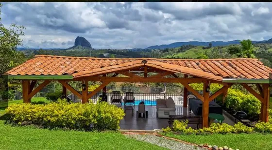 Vendo Hermosa Finca En El Peñol Con Vista A La Piedra