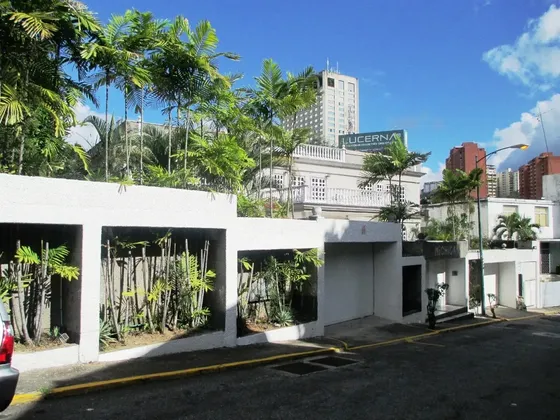 Lb - Alquiler Apartamento Tipo Anexo De 60 M2. Full Amoblado Y Equipado. 1 Hab, 1 Baño, 1 Estac, A/a, Internet, Planta Electrica, Full Agua - Urb. Prados Del Este, Mun. Baruta.