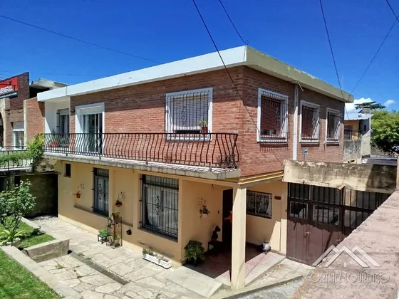 C249 - 2 Casas  + Departamento, Sobre Av. Principal