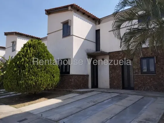 Casa En Venta En Cabudare Zona De Tierra Del Sol Codigo 2 7 1 5 4 7 Mildred Hermoso Townhouse En Conjunto Privado, Gas Directos, Areas De Recreacion Caney Y Parques Infantiles, Tanque Subterraneo