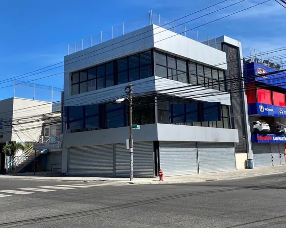 Rento Edificio Comercial De 3 Niveles En La Av. San Martín