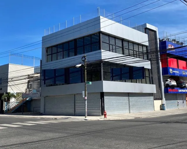 Rento Edificio Comercial De 3 Niveles En La Av. San Martín