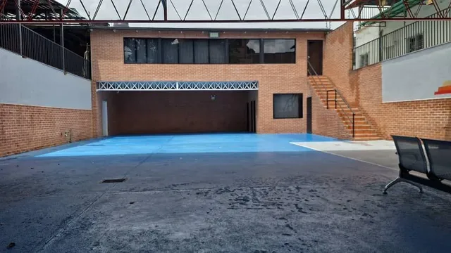 En Alquiler Amplio Local Comercial / Galpón En Santa Mónica. Solo Cliente Directo. (r.o)
