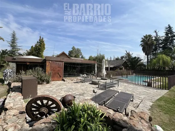 Casa En Venta De 6 Dorm. En Chicureo, Piedra Roja