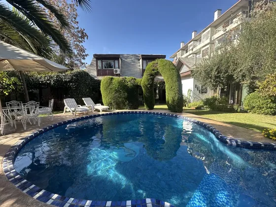 Linda Casa Con Gran Terreno En Ubicación Privilegiada
