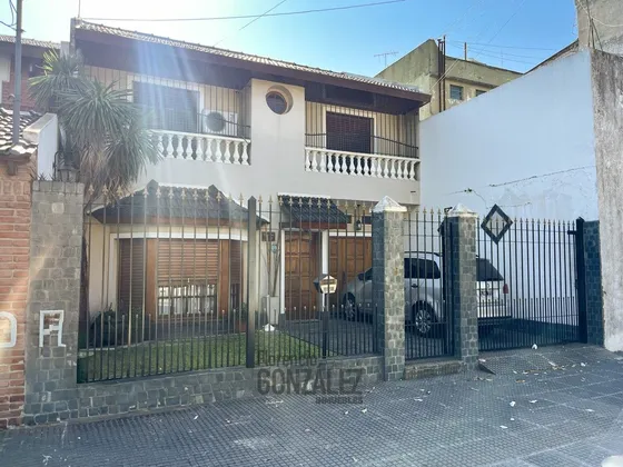 Venta Casa 4 Amb Con Jardin , Quincho Y Cocheras!