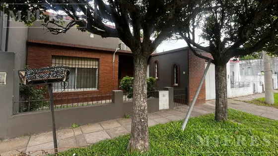 Casa En Venta  Sobre Calle Uruguay ,  Matheu