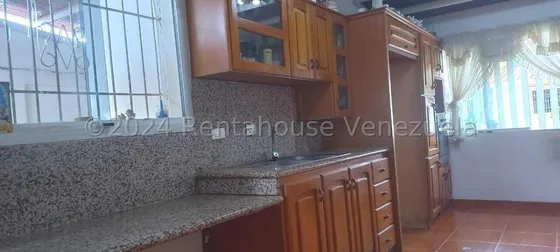   *jl/bella  Casa 2 Niv, Balcón Con Espectacular Vista En Venta En La Rosaleda Barquisimeto  Lara, Venezuela/josé López/ # 25-5775/ /5 D/  4 B/  350 M² 