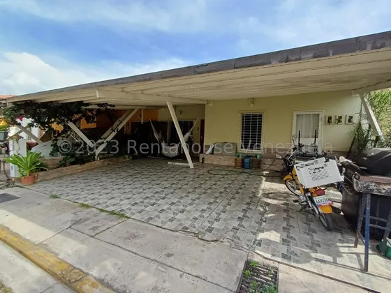 Bella Casa En Venta, 2d6660, Rafael Gamarra Ofrece En Conjunto Privado De Pocas Casas Equipada, Consta De 3 Habitaciones, 2 Baños, Tanque De 10.000lts, Estacionamiento Techado,vigilancia 24/7, 